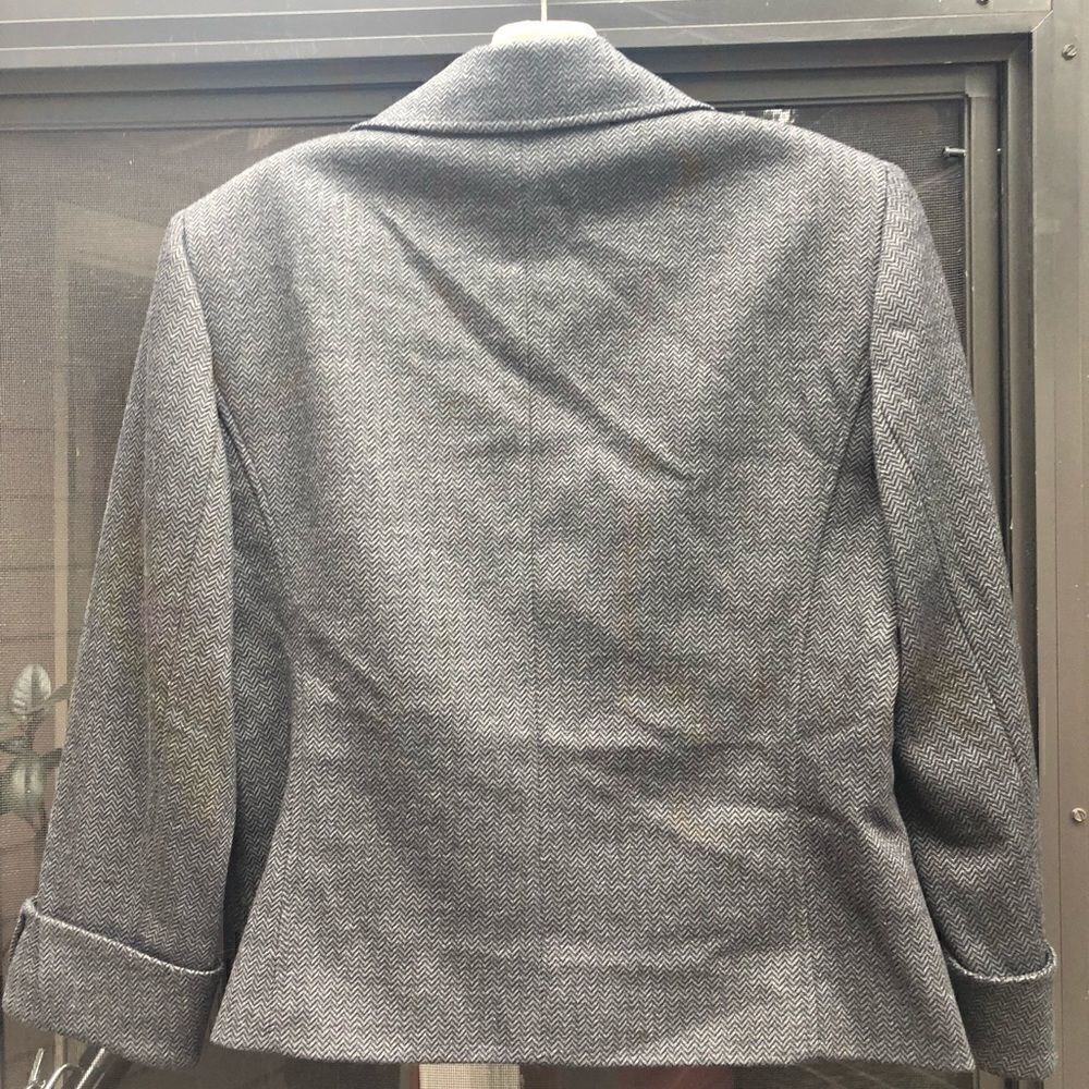 Beautiful soft Tahari jacket - Picture 2 of 6